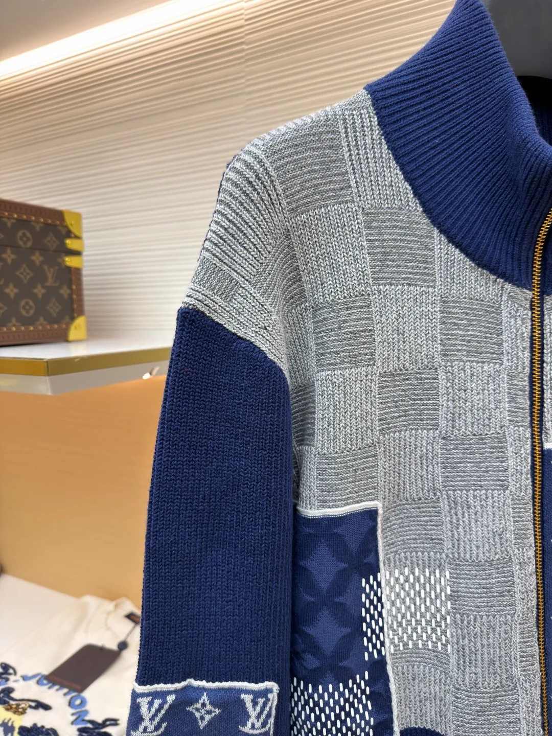 LOUIS VUITTON spliced zipper high-neck long-sleeved sweater ●Original version: purchased and developed by 22733 ●Item number: 1682536-C60 ●Fabric: 100% cotton ●Technology: knitted ●Color: navy ●Version: fitted version ●Weight: about 1245 grams ●Size: S-M-L-XL ●Description: This LOUIS The VUITTON spliced knitted cardigan is woven from high-quality wool blended yarns. The body is created using a combination of jacquard and plain knitting techniques. The checkerboard and presbyopic patterns have a three-dimensional texture. The fabric is delicate, soft, waxy and elastic. It has both warmth retention and breathability, and is not prone to pilling or snagging. The body adopts a deconstructed splicing design. Knitted fabrics with different textures are stitched by hand. The splicing lines are straight and fine, strong and layered. The neckline is a stand-up collar design, with customized metal zippers that are smooth and durable. The pockets on both sides are made with patch pockets. The ribbed edges on the cuffs and hem are moderately elastic. The overall cut is a loose silhouette. The customized accessories and three labels are complete. The details and craftsmanship show the brand's ingenuity. It is suitable for various wear scenarios such as daily leisure and light business. The overall wiring is straight and delicate, the fabric is comfortable and soft, and the color is consistent without color difference. It can be matched with the same style to create a fashionable look and control various occasions. Customized accessories, complete with three standards, same style for men and women!